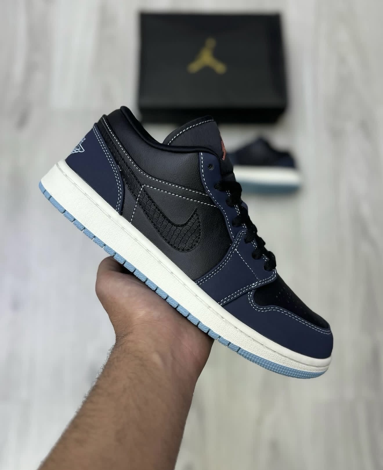 کتونی مردانه نایک ایر جردن وان لو دارک ابسیدین Nike Air Jordan 1 Low Dark Obsidianبارویه ی چرم