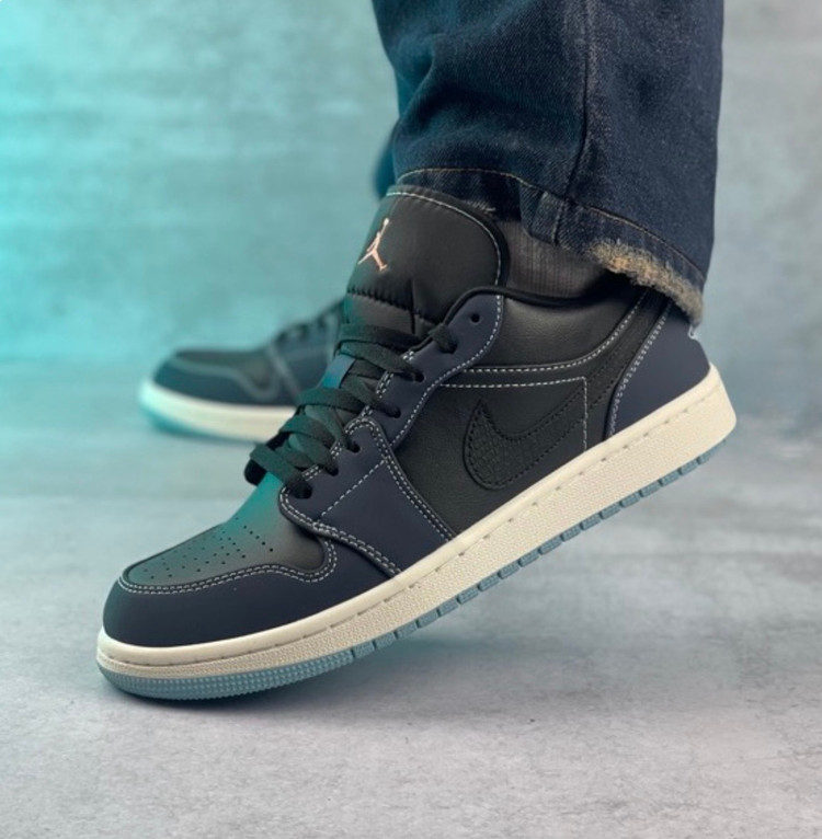 کتونی مردانه نایک ایر جردن وان لو دارک ابسیدین Nike Air Jordan 1 Low Dark Obsidianبارویه ی چرم