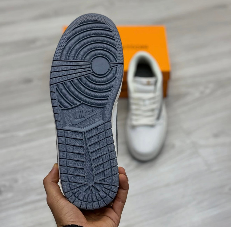 کفش مردانه نایک ایر جردن وان لو لویی ویتون سفید طوسی قهوهای روشن Nike Air Jordan 1 Low Louis Vuitton White Grey Light Brown