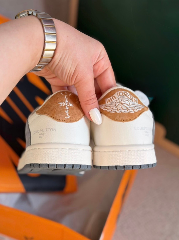 کفش مردانه نایک ایر جردن وان لو لویی ویتون سفید طوسی قهوهای روشن Nike Air Jordan 1 Low Louis Vuitton White Grey Light Brown