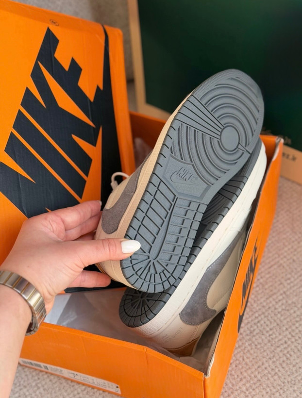 کفش مردانه نایک ایر جردن وان لو لویی ویتون سفید طوسی قهوهای روشن Nike Air Jordan 1 Low Louis Vuitton White Grey Light Brown