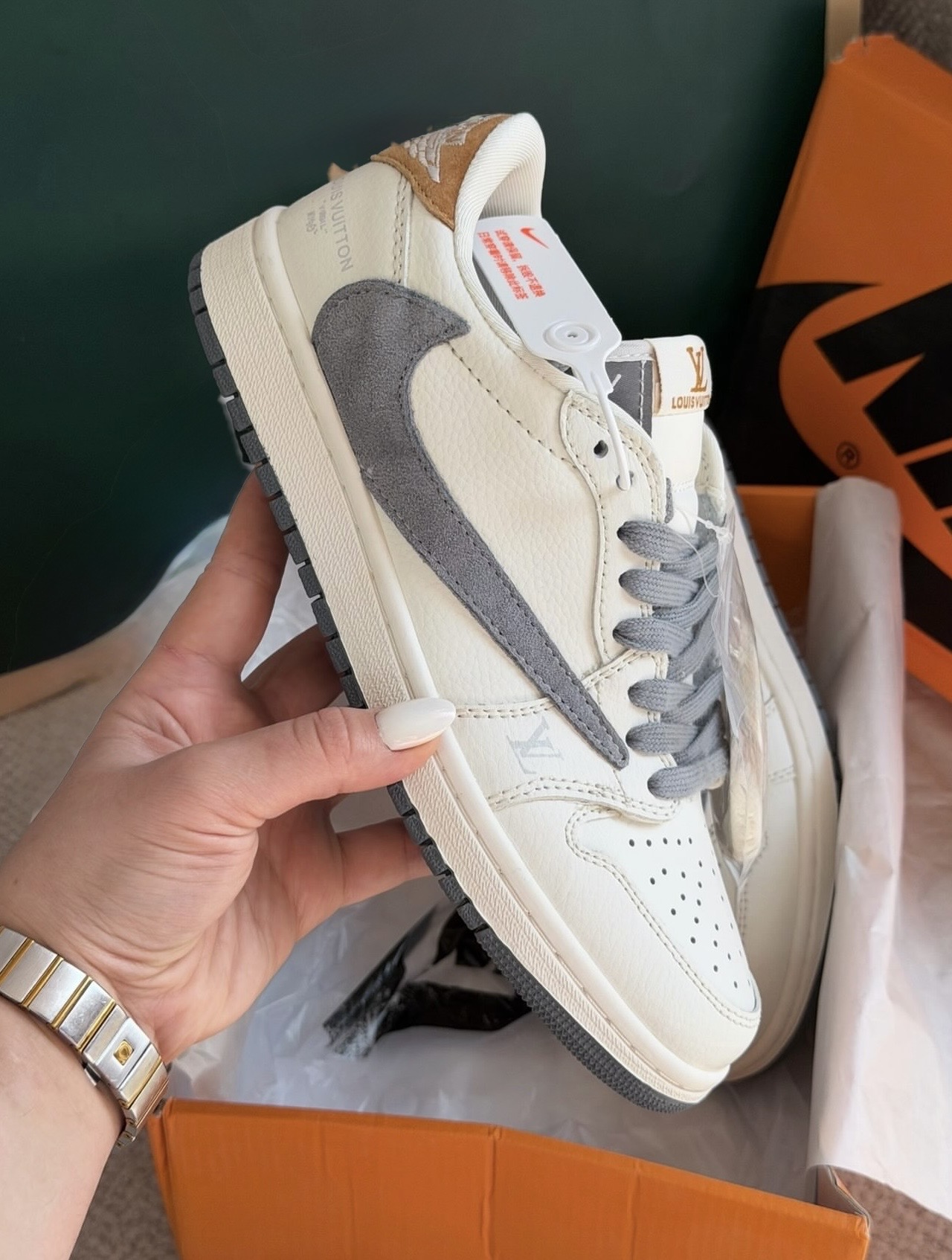 کفش مردانه نایک ایر جردن وان لو لویی ویتون سفید طوسی قهوه‌ای روشن Nike Air Jordan 1 Low Louis Vuitton White Grey Light Brown